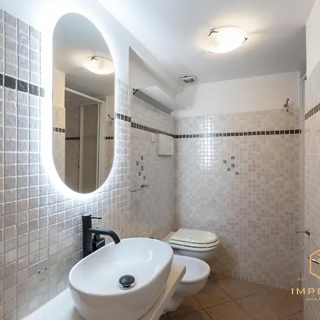 Historic Center Flat - 5min To Colosseum, 300mt To Metro, A-c Apartmán *
